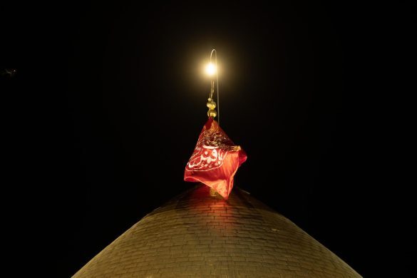 Sustitución de la bandera en la cúpula del santuario de Aba al-Fadl al-Abbas (AS) al finalizar la temporada de luto+ Fotos