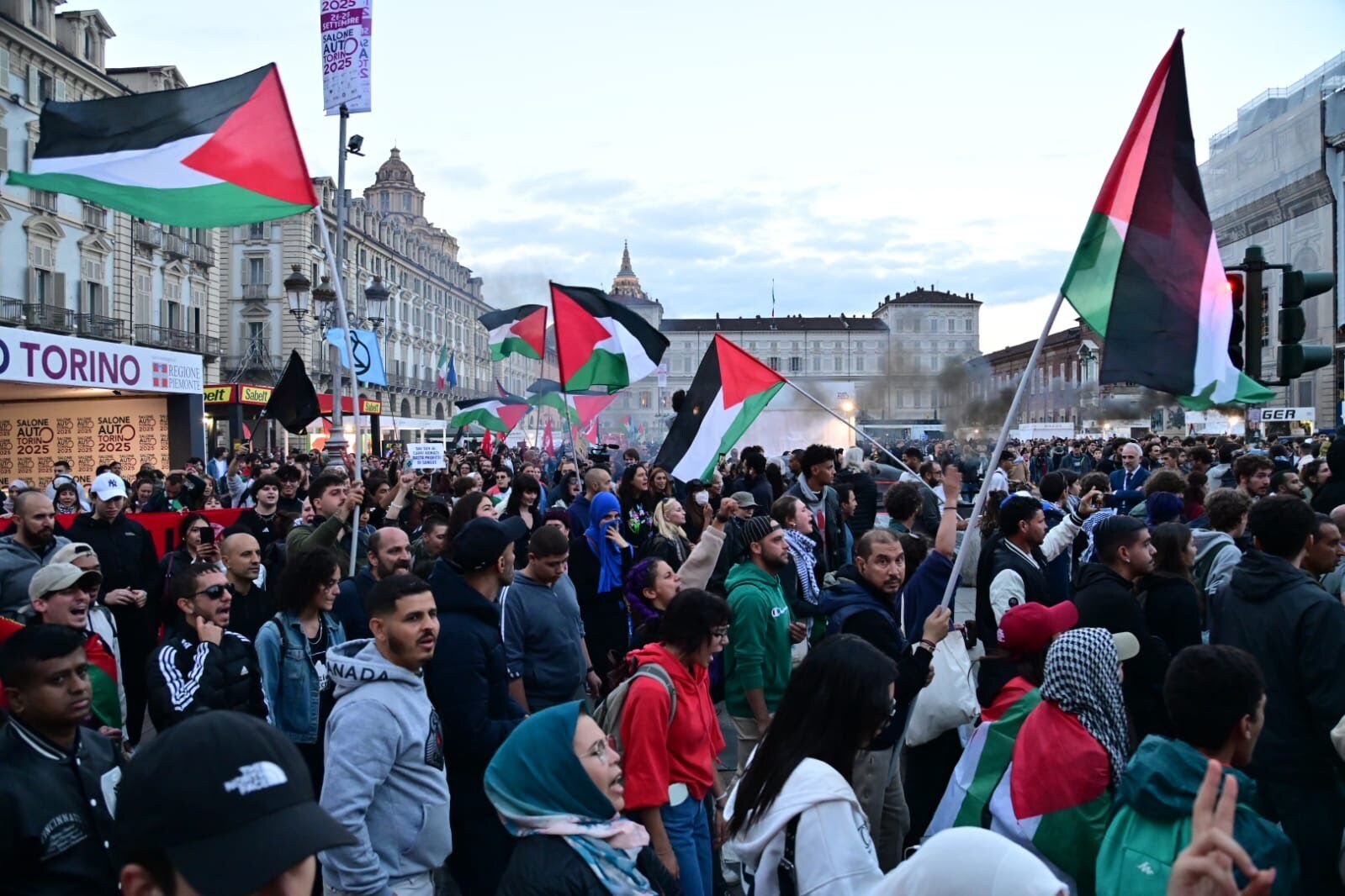 Activistas pro Palestina bloquean el desfile de supercoches en el Salón del Automóvil de Turín + FOTOS