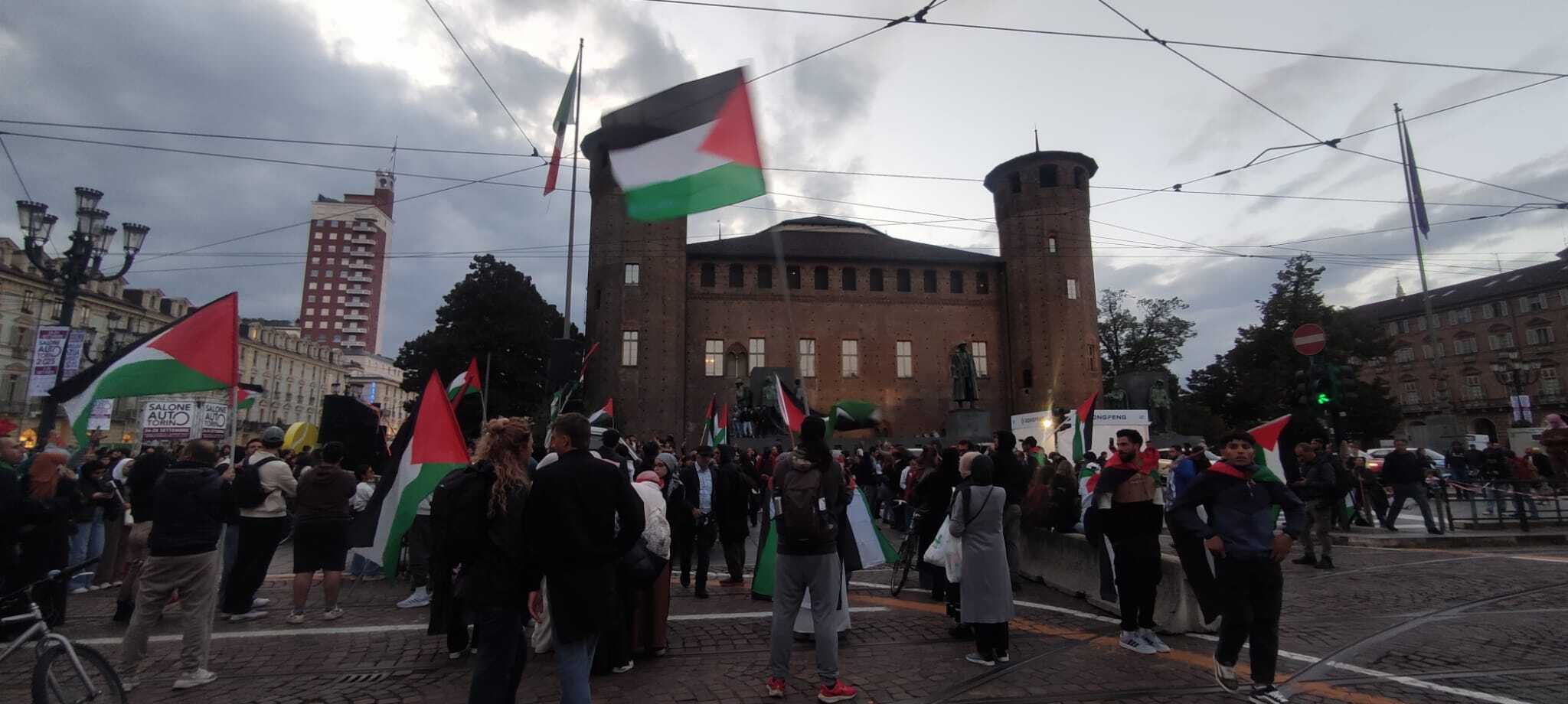Activistas pro Palestina bloquean el desfile de supercoches en el Salón del Automóvil de Turín + FOTOS