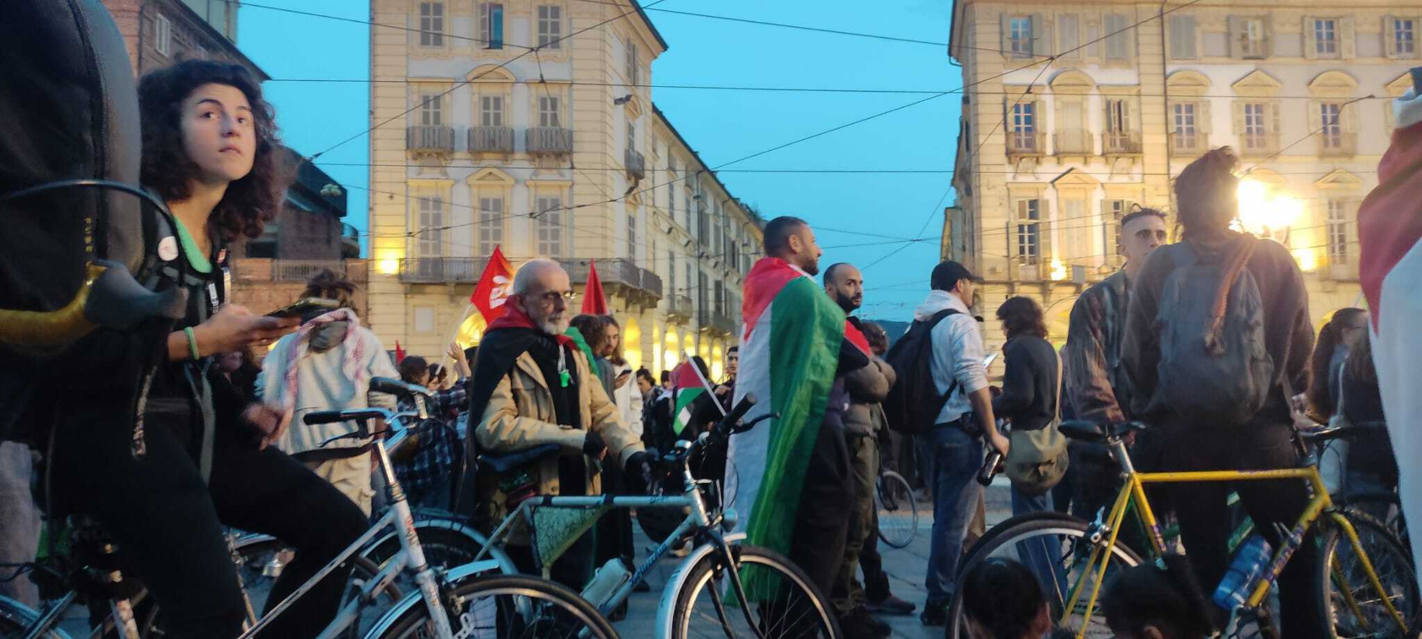 Activistas pro Palestina bloquean el desfile de supercoches en el Salón del Automóvil de Turín + FOTOS