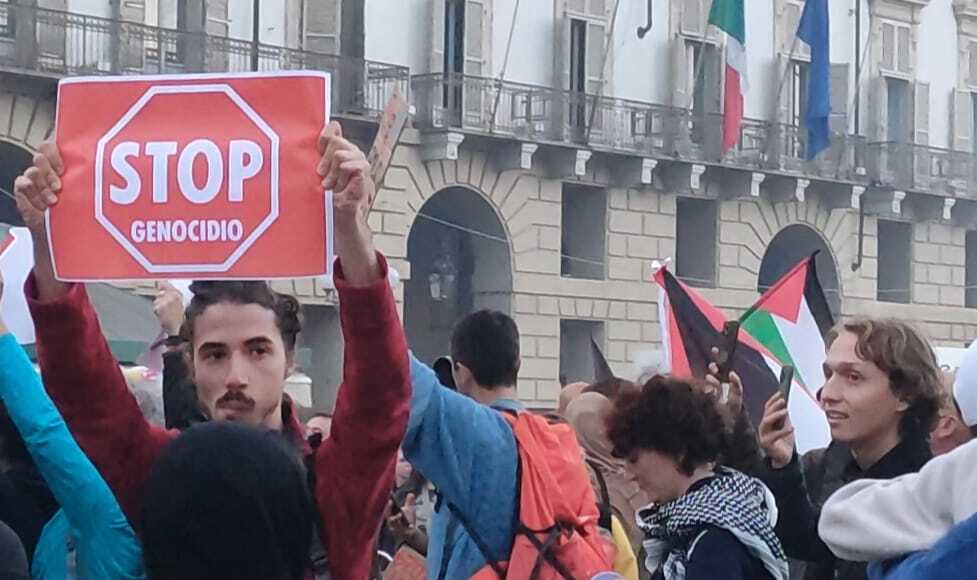 Activistas pro Palestina bloquean el desfile de supercoches en el Salón del Automóvil de Turín + FOTOS