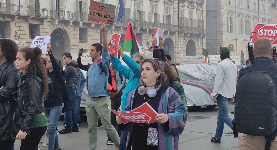 Activistas pro Palestina bloquean el desfile de supercoches en el Salón del Automóvil de Turín + FOTOS