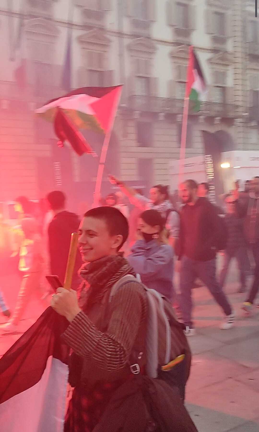 Activistas pro Palestina bloquean el desfile de supercoches en el Salón del Automóvil de Turín + FOTOS
