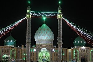 La mezquita Jamkaran se iluminó antes del Eid de mediados de Shaban