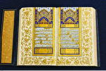 Un Corán de la época otomana escrito con tinta dorada atrae multitudes en la Feria del Libro de Doha