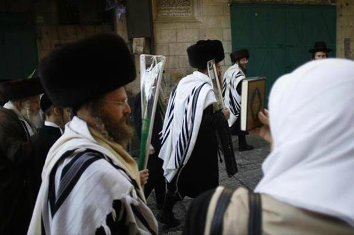 ادیت شده؛ یورش شهرکنشینان صهیونیست به مقبره حضرت یوسف(ع) در فلسطین ادیت شده؛ یورش شهرکنشینان صهیونیست به مقبره حضرت یوسف(ع) در فلسطین