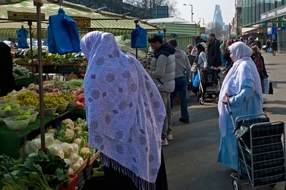 انگلیسی/ دیدار جوانان مسلمان و سیاستمداران برای بررسی مشکلات مسلمانان انگلیسی