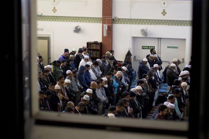 مساجد بریتانیا درهای خود را به روی مردم می‌گشایند/ ادیت شده