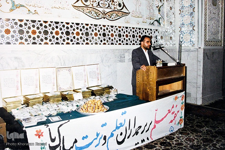 در حال کار///////////////////////////بازخوانی تصویری زندگی قرآنی استاد کاظم بافتی ‌گرامی
