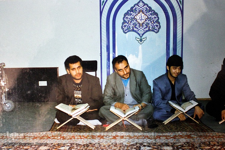 در حال کار///////////////////////////بازخوانی تصویری زندگی قرآنی استاد کاظم بافتی ‌گرامی