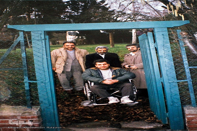 در حال کار///////////////////////////بازخوانی تصویری زندگی قرآنی استاد کاظم بافتی ‌گرامی