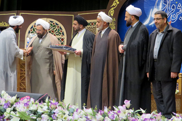 تجلیل از مؤسسه امیرالمومنین (ع) کاشان به عنوان مؤسسه برتر قرآنی کشور تجلیل از مؤسسه امیرالمومنین (ع) کاشان به عنوان مؤسسه برتر قرآنی کشور