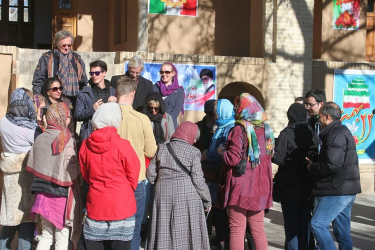 گردشگران آلمانی از بیت امام(ره) در خمین بازدید کردند گردشگران آلمانی از بیت امام(ره) در خمین بازدید کردند