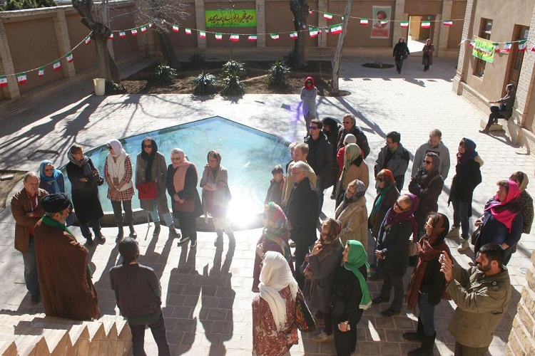 گردشگران آلمانی از بیت امام(ره) در خمین بازدید کردند گردشگران آلمانی از بیت امام(ره) در خمین بازدید کردند