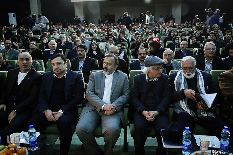 رونمایی از کتاب سیزدهمین جشنواره فیلم فجر مشهد/ احداث شبکه وی او دی در کشور