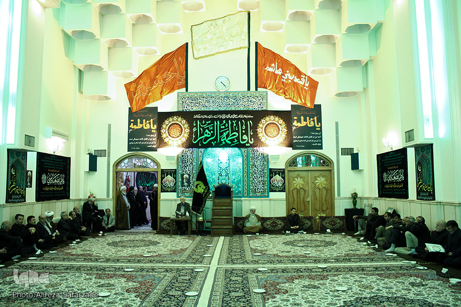 رفت‌وآمدها به حسینیه وقفی آیت‌الله طبسی آغاز شد/ حضور فرزند رهبری برای عرض تسلیت