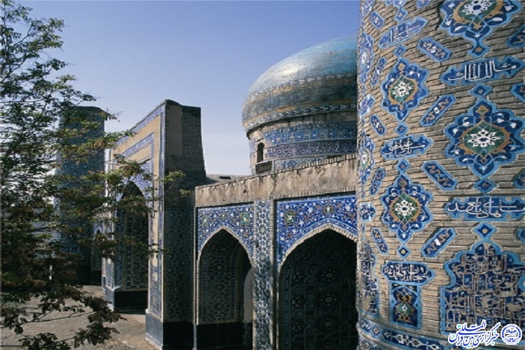 خودنمایی رنگ و نقش کاشی‌های چشم‌نواز در مسجد 72 تن