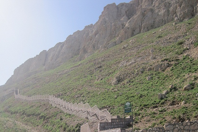 امامزاده حمزه عرب؛ نگینی درخشان بر بام ایران امامزاده حمزه عرب؛ نگینی درخشان بر بام ایران