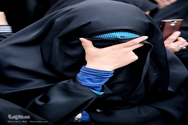 گریه و دعای دسته جمعی زائران و مجاوران امام رضا(ع) به خاطر یک سال دیگر که بدون امام زمان(عج) گذشت ... گریه و دعای دسته جمعی زائران و مجاوران امام رضا(ع) به خاطر یک سال دیگر که بدون امام زمان(عج) گذشت ...