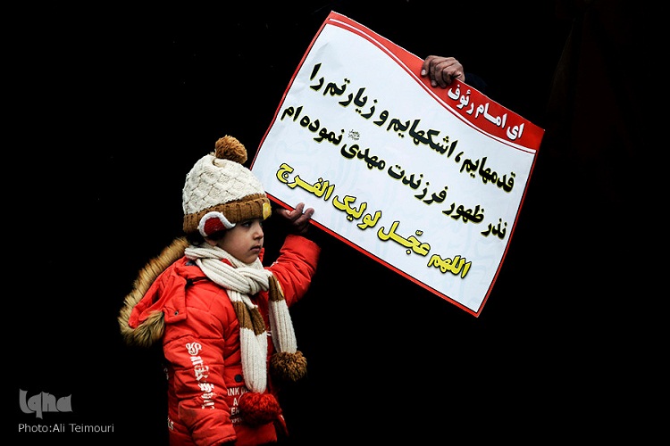 گریه و دعای دسته جمعی زائران و مجاوران امام رضا(ع) به خاطر یک سال دیگر که بدون امام زمان(عج) گذشت ... گریه و دعای دسته جمعی زائران و مجاوران امام رضا(ع) به خاطر یک سال دیگر که بدون امام زمان(عج) گذشت ...