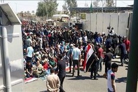 نمازجمعۀ عراقی‌ها در مقابل «منطقه سبز» بغداد
