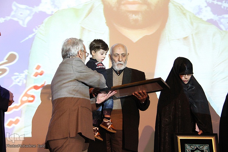 نصب پرچم «یا فاطمه(س)» بر گنبد مسجد دانشگاه فردوسی مشهد