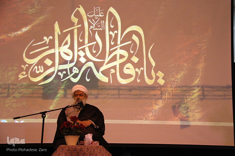 نصب پرچم «یا فاطمه(س)» بر گنبد مسجد دانشگاه فردوسی مشهد