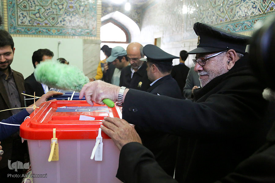 احسان شریفی//هفتم اسفند؛ عید دیگری در تاریخ انقلاب ثبت شد/گزارش ایکنا از شور و اشتیاق مردم  و رای اولی‌ها پای صندوق‌های اخذ رای