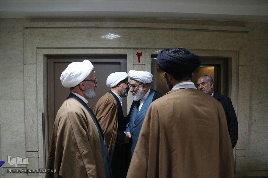 عیادت رئیس دفتر مقام معظم رهبری از آیتالله واعظ طبسی عیادت رئیس دفتر مقام معظم رهبری از آیتالله واعظ طبسی