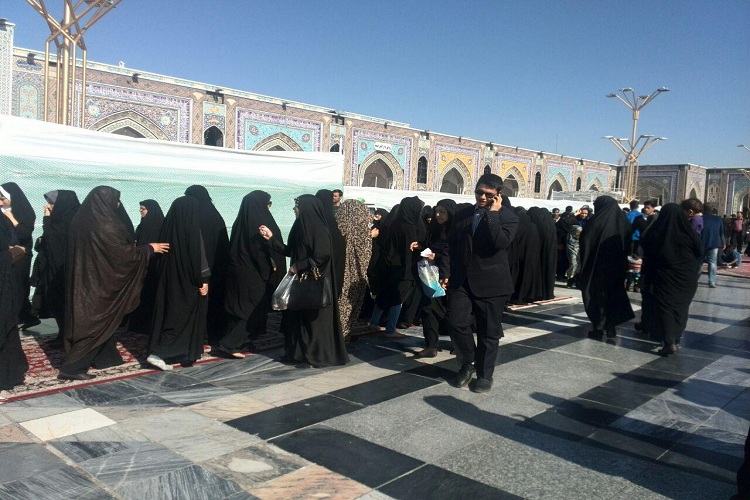 صف‌های طولانی مردم برای ورود به محل سخنرانی رهبر انقلاب در حرم رضوی