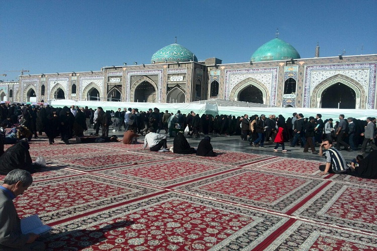 صف‌های طولانی مردم برای ورود به محل سخنرانی رهبر انقلاب در حرم رضوی
