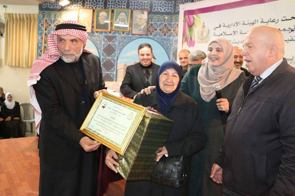 تجلیل از بانوی مسن 86 ساله حافظ کل قرآن در فلسطین