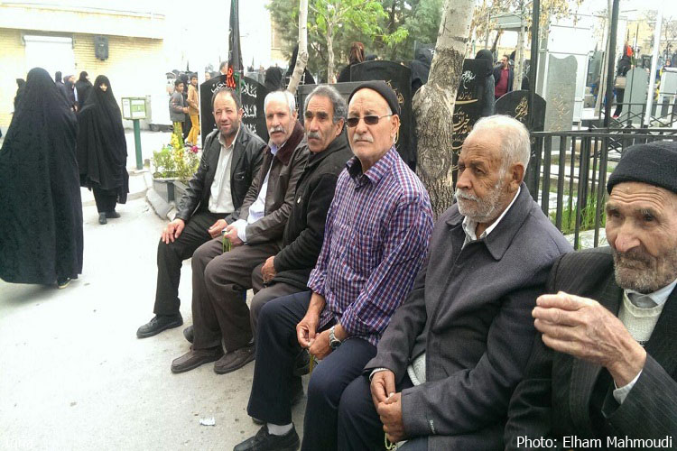 گزارش ایکنا از شب اززوها در کنار مادر شهید گمنام تا پسر گلفروش آرامستان