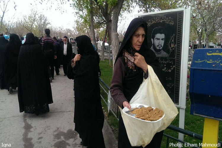 گزارش ایکنا از شب اززوها در کنار مادر شهید گمنام تا پسر گلفروش آرامستان