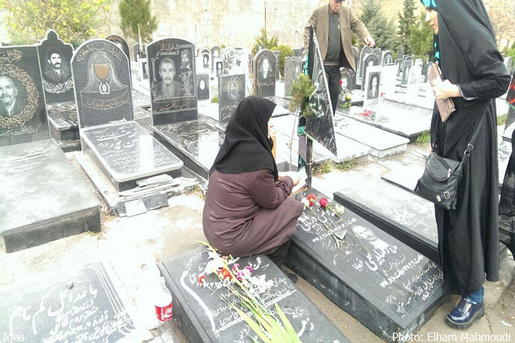 گزارش ایکنا از شب اززوها در کنار مادر شهید گمنام تا پسر گلفروش آرامستان