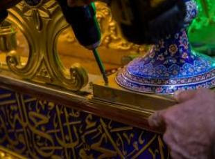 نصب آخرین قطعه از ضریح جدید حضرت عباس(ع) + عکس