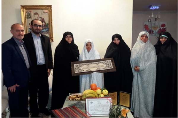 تجلیل مسئولان مهد قرآن از بانوی رتبه‌دار روشندل مسابقات اردن