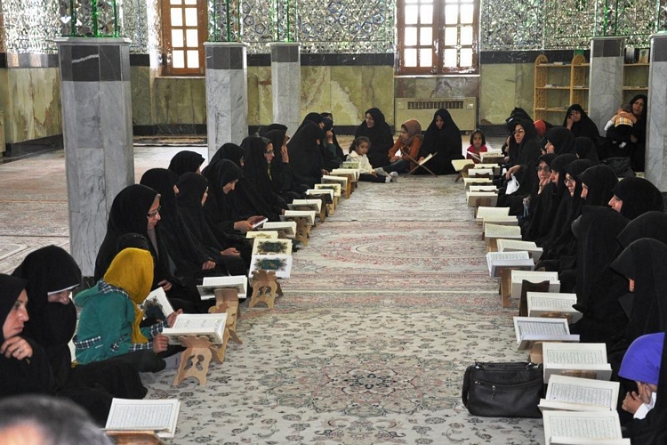 استقبال از جلسات 22 ساله یک بانوی قرآنی در سبزوار