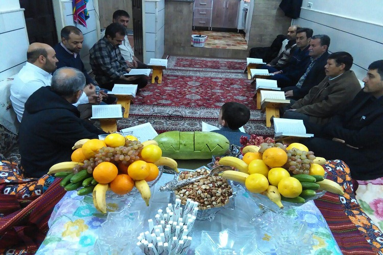 محفل خانگی انس با قرآن در شلوغی‌های یلدای ساوه برگزار شد