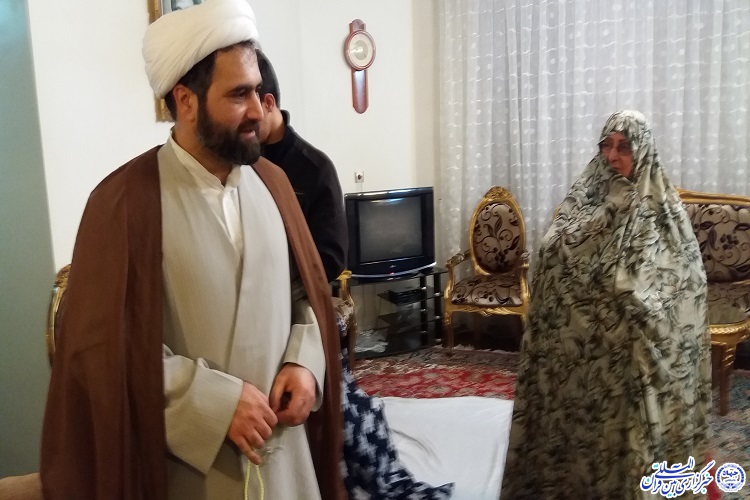 عیادت جمعی از مسئولان با فعال قرآنی مشهد عیادت جمعی از مسئولان با فعال قرآنی مشهد