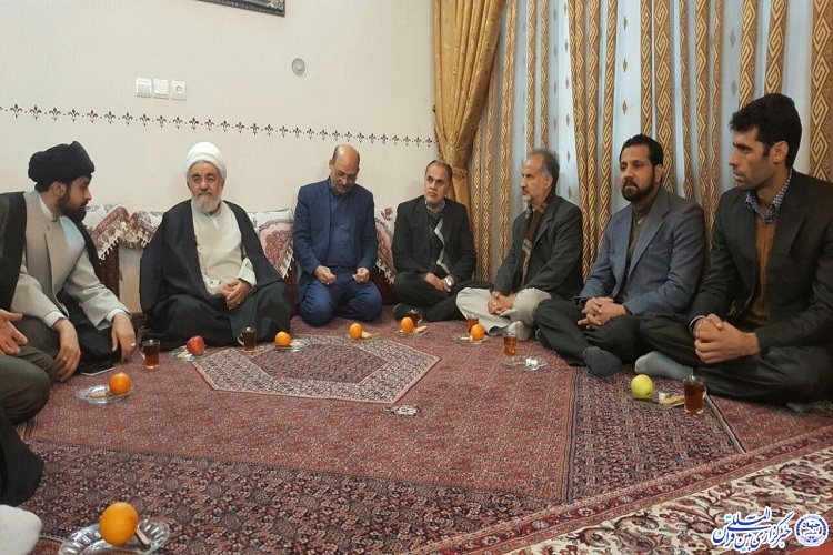 دیدار مسئولان و فعالان قرآنی از خانواده مرحوم «عباسی»/ درخواست پدر حمیدرضا