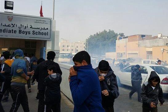 استقبال از دانش‌آموزان بحرینی با گاز اشک‌آور