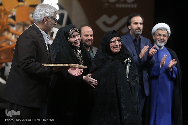 معرفی و تقدیر از برگزیدگان جشنواره «تئاتر فجر»/تجلیل از خانواده شهید تواضع