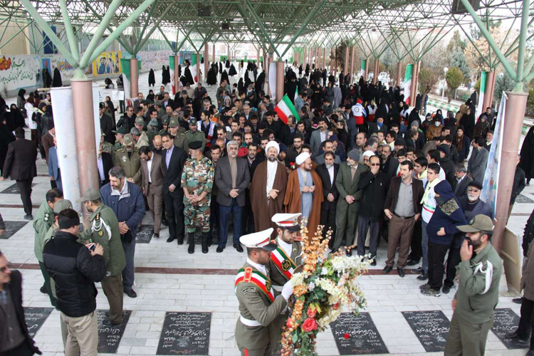 غبارروبی گلزار شهدا در لرستان