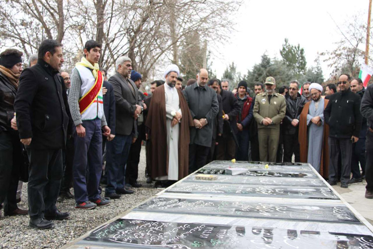 غبارروبی گلزار شهدا در لرستان