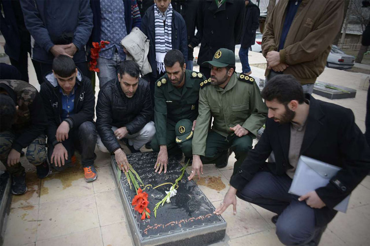 غبارروبی گلزار شهدا در لرستان