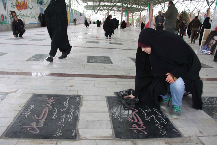 غبارروبی گلزار شهدا در لرستان