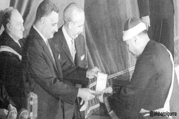مصطفی اسماعیل، در حال دریافت نشان ملی از دستان رئیس جمهور جمال عبدالناصر