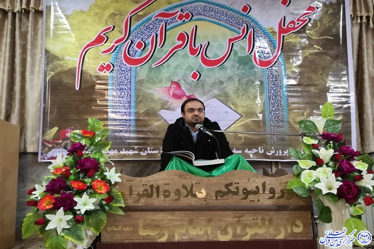 محفل استماع تلاوت با حضور دانش‌آموزان قرآنی و انقلابی