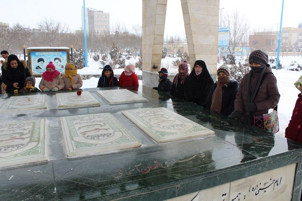 ارائه گزارشی از فعالیتهای مؤسسه سرای ذکر درایام دهه فجر ارائه گزارشی از فعالیتهای مؤسسه سرای ذکر درایام دهه فجر